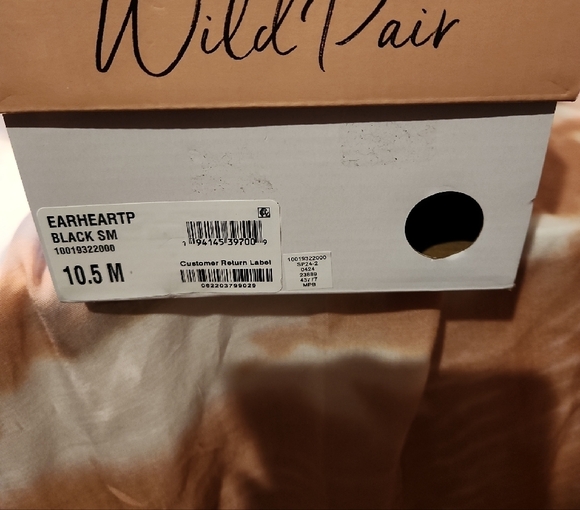Wild Pair Earheart Black T Strap Sandals Size 10.5 NIB - Picture 8 of 10